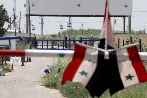 <YONHAP PHOTO-0210> A picture taken from the Syrian side shows the Quneitra border crossing between Syria and the Israeli annexed Golan Heights on May 17, 2011 two days after dozens of protesters infiltrated Israel from Syria from a nearby border fence during a huge demonstration marking the anniversary of Israel's creation in 1948. AFP PHOTO/LOUAI BESHARA /2011-05-18 01:09:59/ <저작권자 ⓒ 1980-2011 ㈜연합뉴스. 무단 전재 재배포 금지.>
The Quneitra border crossing between Syria and Israeli-annexed Golan Heights on Tuesday, two days after dozens of protesters infiltrated Israel from Syria during a demonstration marking the anniversary of Israel’s creation in 1948.  AFP-Yonhap News