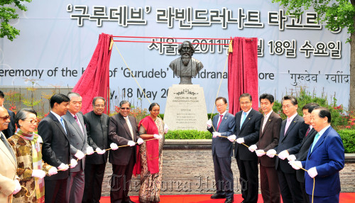 18일 서울 종로구 대학로에서 구루데브 라빈드러나트 타고르 흉상 제막식이 열려 박희태 국회의장과 미이라 쿠마르 인도하원의원의장이 제막식을 하고 있다.<br />김명섭 기자 msiron@
Meira Kumar (first left from the bust), Speaker of the Lower House of the Parliament of India, Park Hee-tae (first right from the bust), Speaker of the National Assembly of Korea, Rep. Park Jin (second from the bust) of the Grand National Party and Vice Culture Minister Mo Chul-min (third right from the bust) in Seoul on Wednesday. Kim Myung-sub/The Korea Herald