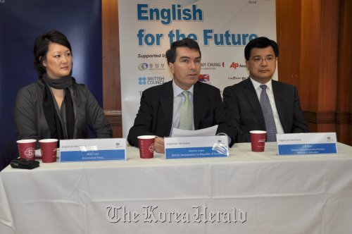 British Ambassador Martin Uden (center) with Jean Lee (left), Seoul bureau chief of the Associated Press, and Kim Jung-roh, director of policy cooperation division of the Ministry of Unification, at a press briefing on the launch of the British Embassy English language program for North Korean defectors. Yoav Cerralbo/The Korea Herald