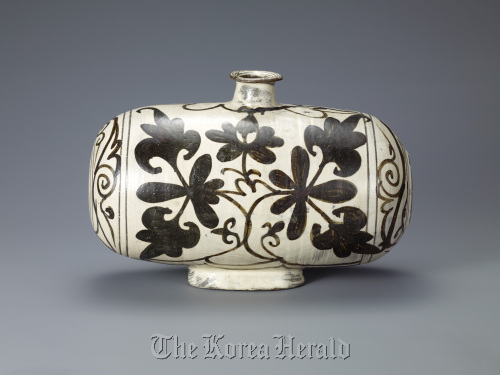 Drum-shaped bottle with peony decoration