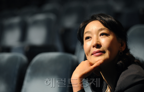 연출가 윤석화 인터뷰.<br />이상섭 기자 babtong@heraldm.com 2011.05.13
연출가 윤석화 인터뷰.
이상섭 기자 babtong@heraldm.com 2011.05.13