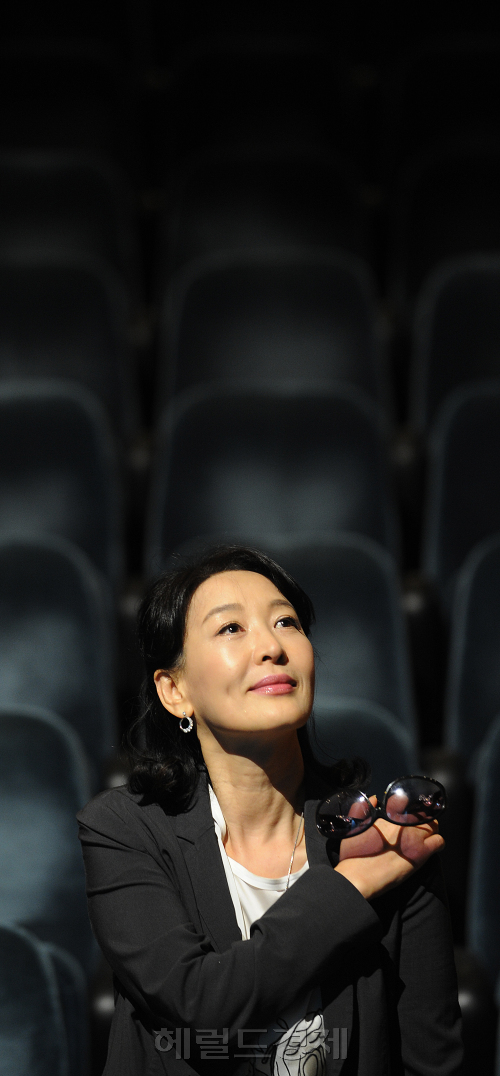 연출가 윤석화 인터뷰.<br />이상섭 기자 babtong@heraldm.com 2011.05.13
연출가 윤석화 인터뷰.
이상섭 기자 babtong@heraldm.com 2011.05.13