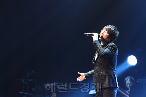 신승훈 쇼(2011) 콘서트, 신승훈 가수/다음달 ‘50인조 신포니 토토사이트 해외축구 중계 여는 신승훈, “요즘 희망이 보여요”-copy(o)1