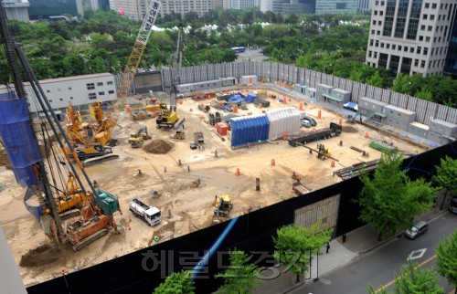 전국경제인연합회 회관 신축공사현장.<br />이상섭 기자 babtong@heraldm.com 2011.05.19
전국경제인연합회 회관 신축공사현장.
이상섭 기자 babtong@heraldm.com 2011.05.19
전국경제인연합회 회관 신축공사현장.
이상섭 기자 babtong@heraldm.com 2011.05.19