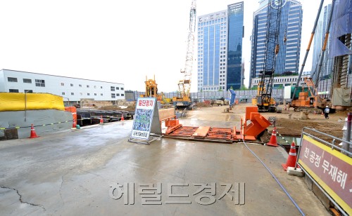 전국경제인연합회 회관 신축공사현장.<br />이상섭 기자 babtong@heraldm.com 2011.05.19
전국경제인연합회 회관 신축공사현장.
이상섭 기자 babtong@heraldm.com 2011.05.19
전국경제인연합회 회관 신축공사현장.
이상섭 기자 babtong@heraldm.com 2011.05.19