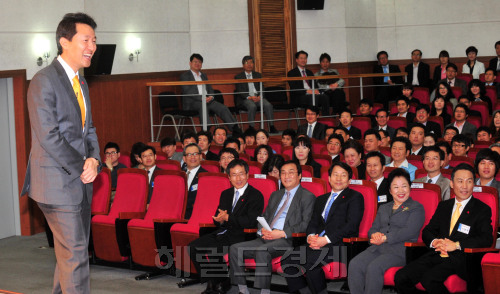 오세훈 토토사이트 실수시장은 19일 오전 강남구 대치동 SBA(토토사이트 실수산업통상진흥원)에서 하이토토사이트 실수 브랜드 기업 사회공헌활동 협약식 갖은 후 하이토토사이트 실수브랜드기업 임직원을 대상으로 특강을 하고 있다.<br alt=
