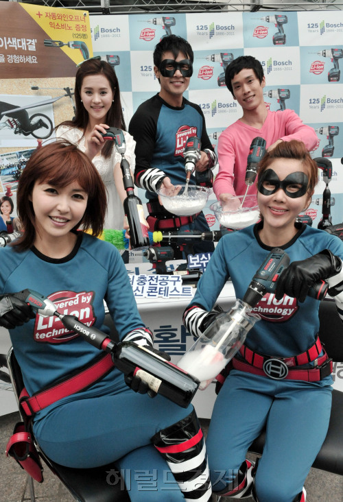 19일 발명의 날을 맞아 보쉬 전동공구 사업부는 청계광장에서 '생활혁신 컨테스트'를 열고 소비자들의 아이디어로 제작한 다양한 전동공구를 전시하고 '와인 따기,거품 내기, 물병닦기'등 다양한 아이디어 상품을 선보였다. <br />정희조 기자/checho@heraldm.com 110519
19일 발명의 날을 맞아 보쉬 전동공구 사업부는 청계광장에서 '생활혁신 컨테스트'를 열고 소비자들의 아이디어로 제작한 다양한 전동공구를 전시하고 '와인 따기,거품 내기, 물병닦기'등 다양한 아이디어 상품을 선보였다.
정희조 기자/checho@heraldm.com 110519