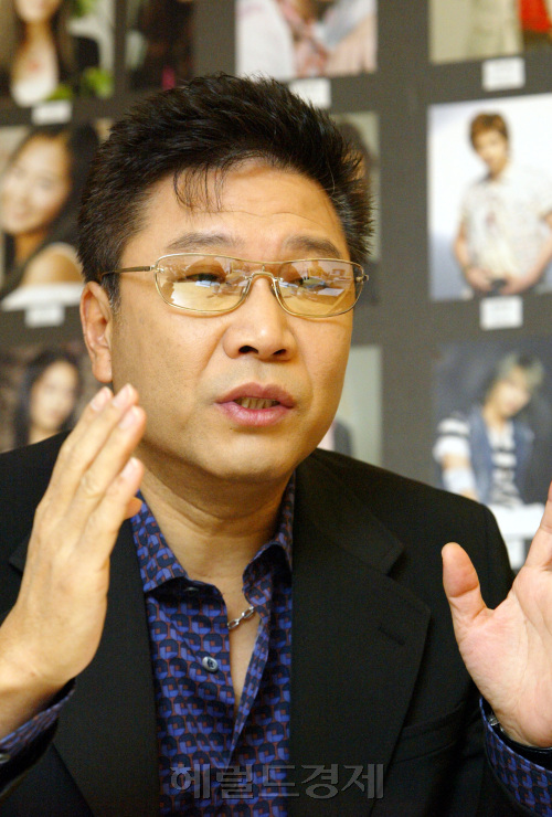 sm엔터테인먼트 회장 이수만 2006.02.14 배선지기자sunji@heraldm.com
sm엔터테인먼트 회장 이수만 2006.02.14 배선지기자sunji@heraldm.com