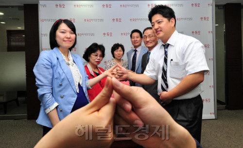 결혼정보 회사 듀오는 19일 서울 강남구 듀오 본사에서 부부의 날(21일)을 기념해 '가장 달고 싶은 부부'라는 주제로 전국에서 응모한 최우수 3쌍의 부부를 선정해 10년후 개봉할 수 있는 '부부사랑 타임캡슐' 봉안식 갖고 있다.<br />김명섭 기자 msiron@
결혼정보 회사 듀오는 19일 서울 강남구 듀오 본사에서 부부의 날(21일)을 기념해 '가장 달고 싶은 부부'라는 주제로 전국에서 응모한 최우수 3쌍의 부부를 선정해 10년후 개봉할 수 있는 '부부사랑 타임캡슐' 봉안식 갖고 있다.
김명섭 기자 msiron@