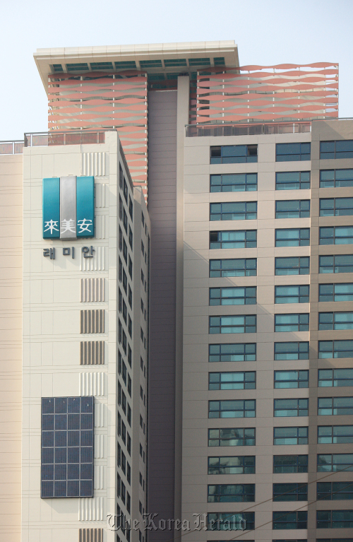 A Samsung Raemian apartment building with solar panels fixed to the outer wall