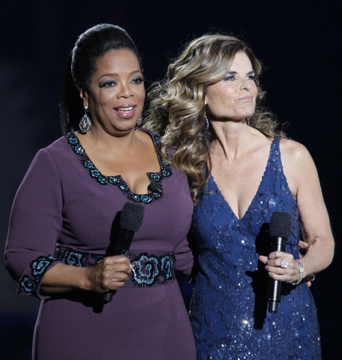 <YONHAP PHOTO-1849> Maria Shriver appears with Oprah Winfrey during a star-studded double-taping of "Surprise Oprah! A Farewell Spectacular," Tuesday, May 17, 2011, in Chicago. "The Oprah Winfrey Show" is ending its run May 25, after 25 years, and millions of her fans around the globe are waiting to see how she will close out a show that spawned a media empire. (AP Photo/Charles Rex Arbogast)/2011-05-18 13:09:17/ <저작권자 ⓒ 1980-2011 ㈜연합뉴스. 무단 전재 재배포 금지.>
Oprah Winfrey (left) and Maria Shriver.  AP-Yonhap News