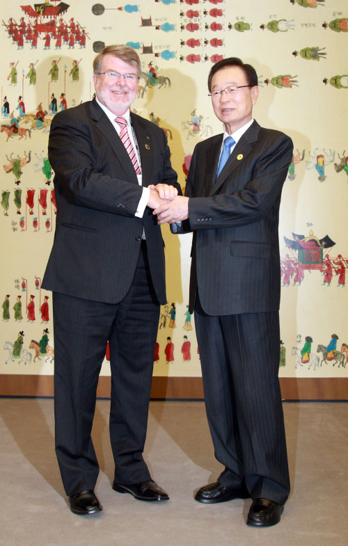 <YONHAP PHOTO-0737> 서울 G20 국회의장회의‥한-호주 양자회담 (서울=연합뉴스) 임헌정 기자 = 박희태 국회의장이 19일 국회에서 열린 2011 서울 G20 국회의장회의에서 해리 젠킨스 호주 하원의장과 양자회담을 갖기에 앞서 악수를 하고 있다. 2011.5.19 kane@yna.co.kr/2011-05-19 11:23:20/ <저작권자 ⓒ 1980-2011 ㈜연합뉴스. 무단 전재 재배포 금지.>
National Assembly Speaker Park Hee-tae (right) shakes hands with Speaker of the Australian House of Representatives Harry Jenkins before their bilateral meeting on Thursday, the second day of the G20 Seoul Speakers’ Consultation.  Yonhap News