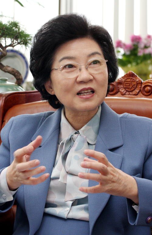 신낙균 민주당 (국회의원), 외교통상통일위원회 (위원) / 신낙균, “6월국회땐 성평등법 꼭 통과”...다문화정책 ‘UP’