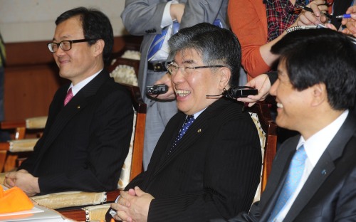 김중수 한국은행 총재가 시중은행장들을 20일 오전 서울 소공동 한국은행으로 초청해 금융협의회를 개최한 가운데 회의전  담소를 나누고 있다. 박해묵 기자/mook@heraldm.com
김중수 한국은행 총재가 시중은행장들을 20일 오전 서울 소공동 한국은행으로 초청해 금융협의회를 개최한 가운데 회의전  담소를 나누고 있다. 박해묵 기자/mook@heraldm.com
김중수(가운데) 한국은행 총재가 20일 서울 중구 남대문로 한국은행에서 열린 금융협의회에서 은행장들과 이야기를 나누고 있다. 김 총재는 이날 “포르투갈, 아일랜드, 그리스가 유럽에서 차지하는 비중은 5%가 안되지만 여기가 유럽 전체를 결정할 수 있다”며 일부 유로존 국가의 재정 불안에 대해 우려를 표시했다.  박해묵 기자/mook@