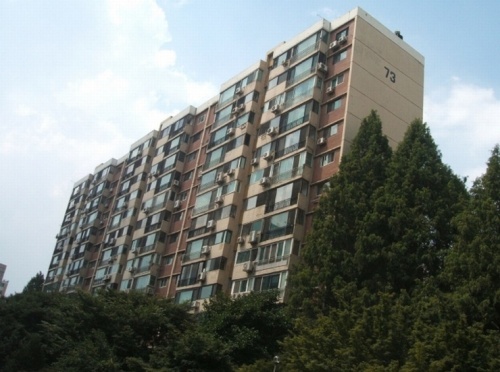 서울시가 강남 압구정 아파트촌에 대한 재건축 안을 마련하면서 매수ㆍ매도 문의가 급증하는 등 일대 부동산 시장이 활기를 되찾을 조짐을 보이고 있다. 사진은 압구정 현대아파트 전경.