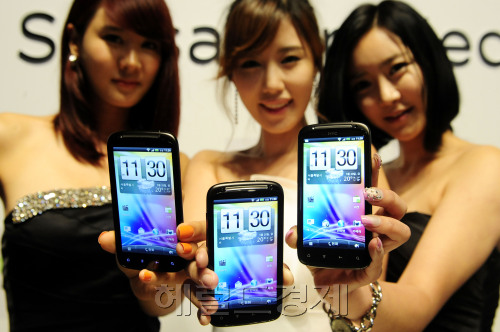 20일 오전 서울 중구 소공동 웨스틴조선호텔에서 열린 'HTC 센세이션' 국내 론칭기념 행사에서 모델들이 'HTC 센세이션'을 선보이고 있다. 'HTC 센세이션'은 아시아에서 가장 먼저 국내에 출시될 예정이며, 4.3인치 qHD 디스플레이, 1.2GHz 듀얼코어 프로세서, 800만 화소 카메라를 탑재했다. 박해묵 기자/mook@heraldm.com
20일 오전 서울 중구 소공동 웨스틴조선호텔에서 열린 'HTC 센세이션' 국내 론칭기념 행사에서 모델들이 'HTC 센세이션'을 선보이고 있다. 'HTC 센세이션'은 아시아에서 가장 먼저 국내에 출시될 예정이며, 4.3인치 qHD 디스플레이, 1.2GHz 듀얼코어 프로세서, 800만 화소 카메라를 탑재했다. 박해묵 기자/mook@heraldm.com