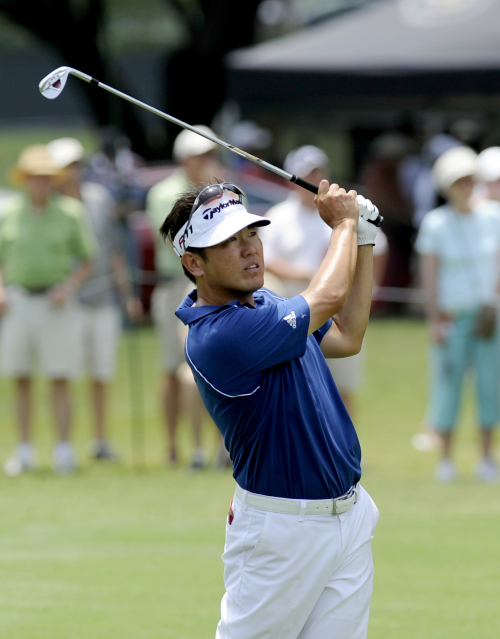 <YONHAP PHOTO-0233> Charlie Wi, of South Korea, watches his approach shot on the second hole during the third round of the Colonial golf tournament in Fort Worth, Texas, Saturday, May 21, 2011. (AP Photo/Matt Strasen)/2011-05-22 05:18:08/ <저작권자 ⓒ 1980-2011 ㈜연합뉴스. 무단 전재 재배포 금지.>
Korea’s Charlie Wi watches his approach shot on the second hole.  AP-Yonhap News