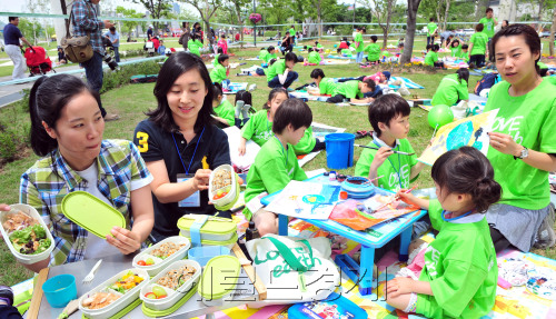 밀폐용기 브랜드 타파웨어는  22일 한강 뚝섬지구에서 `I LOVE earth! 지구사랑 어린이 사생대회`를 열어 아이들은 지구 환경 보호 그림을 그리고 엄마들은 건강 도시락 쿠킹 클래스를 받았다.<br />김명섭 기자 msiron@
밀폐용기 브랜드 타파웨어는  22일 한강 뚝섬지구에서 `I LOVE earth! 지구사랑 어린이 사생대회`를 열어 아이들은 지구 환경 보호 그림을 그리고 엄마들은 건강 도시락 쿠킹 클래스를 받았다.
김명섭 기자 msiron@