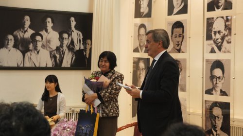 Swedish Ambassador Lars Vargo introduces local poet Kim
Seung-hee (center, standing) at the Seoul Literary Society meeting.
(Sweden Embassy)