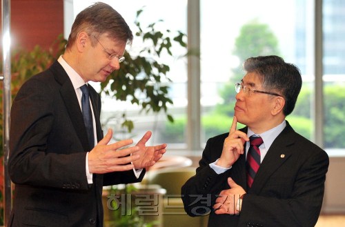 김중수 한국은행총재가 23일 오전 서울 소공동 한국은행별관에서 선발된 직원25명을 대상으로 실시된 제1회 글로벌연수 프로그램을 개최한 가운데 담당강사인 슈테판 게를라흐(Stefan Gelach) 독일 괴테大 교수와 이야기를 나누고 있다. 박해묵 기자/mook@heraldm.com
김중수 한국은행총재가 23일 오전 서울 소공동 한국은행별관에서 선발된 직원25명을 대상으로 실시된 제1회 글로벌연수 프로그램을 개최한 가운데 담당강사인 슈테판 게를라흐(Stefan Gelach) 독일 괴테大 교수와 이야기를 나누고 있다. 박해묵 기자/mook@heraldm.com
김중수 한국은행총재가 23일 오전 서울 소공동 한국은행별관에서 제1회 글로벌연수 프로그램을 시작한 가운데 담당강사인 슈테판 게를라흐(Stefan Gelach) 독일 괴테大 교수와 이야기를 나누고 있다. 한은은 이번 프로그램에 참여할 직원 25명을 선발했었다.  박해묵 기자/mook@