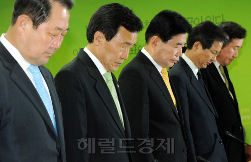 고노무현 대통령 2주기를 맞아 손학규 민주당 대표와 최고위원들이 23일 서울 영등포 당사에서 열린 최고위원회의에 앞서 묵념을 하고 있다. 박현구 기자phko@heraldm.com 2011.05.23
고노무현 대통령 2주기를 맞아 손학규 민주당 대표와 최고위원들이 23일 서울 영등포 당사에서 열린 최고위원회의에 앞서 묵념을 하고 있다. 박현구 기자phko@heraldm.com 2011.05.23
고(故)노무현 전 대통령 서거 2주기를 맞아 손학규 민주당 대표와 최고위원들이 23일 서울 영등포 당사에서 열린 민주당 최고위원회의를 개최하기에 앞서 묵념을 하고 있다.  박현구 기자/phko@heraldm.com