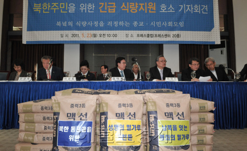 북한 주민들이 심각한 식량난에 처해 있다는 국제기구의 보고가 잇따르고 있는 가운데 200여개 민간단체가 소속된 민족화해협력범국민협의회(민화협)와 우리민족서로돕기운동 등 대북지원단체가 23일 오전 10시 서울 프레스센터에서 북한 주민들에게 긴급 식량을 지원해야 한다는 기자회견을 열었다. 이 자리에는 김덕룡 민화협 대표상임의장, 우리민족돕기운동 상임공동대표 영담 스님, 김명혁 한국복음주의협의회장 등이 참석했다. 정희조 기자/checho@heraldm.com