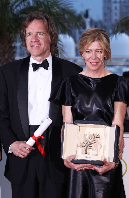 Bill Pohlad (L) and Dede Gardner, producers of the American film "The Tree of Life", present the Palme d'Or in Cannes, France, May 22, 2011. The film by American director Terrence Malick has won the 2011 Golden Palm (Palme d'Or), the most prestigious award of the 64th Cannes International Film Festival ending on Sunday night. (Xinhua-Yonhap News)