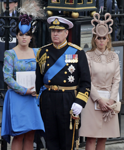 Britain's Prince Andrew, center, and his daughters Britain's Princess Eugenie, left, and Britain's Princess Beatrice leave Westminster Abbey at the Royal Wedding in London. (AP-Yonhap News)유제니 빅토리아 헬레나(Eugenie Victoria Helena) 왕가(영국), 앤드류 윈저(Andrew Albert Christian Edward) 왕가(영국),베아트리스 엘리자베스 메리(Beatrice Elizabeth Mary) 왕가(영국)Princess Beatrice's wacky wedding hat sells for $131,652