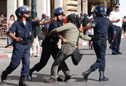 <YONHAP PHOTO-0424> Moroccan police officers arrest a demonstrator as they break up a demonstration organized by the 20th February, the Moroccan Arab Spring movement, in Rabat, Morocco, Sunday May 22, 2011, in a mass popular call to bring more democracy into this North African kingdom. (AP Photo/Abdeljalil Bounhar)/2011-05-23 06:04:58/ <저작권자 ⓒ 1980-2011 ㈜연합뉴스. 무단 전재 재배포 금지.>
Moroccan police officers arrest a demonstrator as they break up a protest organized by the 20th February, the Moroccan Arab Spring movement, in Rabat on Sunday.  AP-Yonhap News