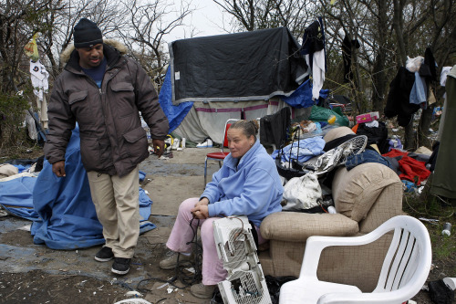 <YONHAP PHOTO-1560> In this Wednesday, March 30, 2011 photograph, Geano Ortis stands near his girlfriend Clara Biggs on a cold morning outside their tent at Backwoods tent city in Camden, N.J. A year after the original Tent City was closed down, Ortis became the "mayor" of Backwoods. In April 2011 Ortis and Biggs moved to an apartment. A year after the closing of the Tent City community, some of the former homeless have found homes, and happiness, though others are following twists and turns that originally led them to the streets. (AP Photo/Mel Evans)/2011-05-21 23:55:02/ <저작권자 ⓒ 1980-2011 ㈜연합뉴스. 무단 전재 재배포 금지.>
Geano Ortis stands near his girlfriend Clara Biggs on a cold morning outside their tent at Backwoods tent city in Camden, New Jersey.  AP-Yonhap News