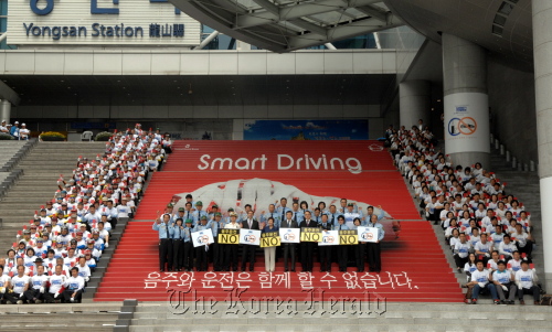 Pernod Ricard chief executive Frank Lapeyre (seventh from left), Rep. Jun Yeo-ok of the Grand National Party (eighth from left), Korea Expressway Corp. chief executive Lieu Chull-ho (nineth from left) and other officials and police officers promote an anti-drunk driving campaign in front of Yongsan Station in central Seoul on Monday.         Pernod Ricard Korea