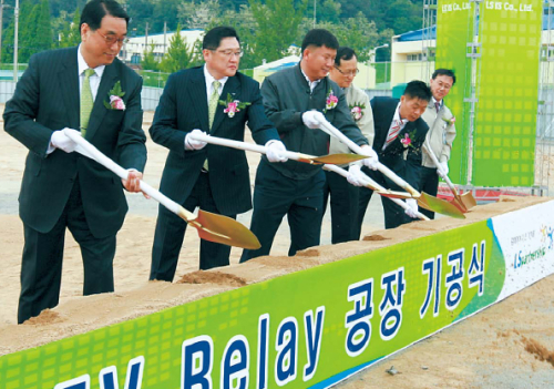 LSIS Co. chief executive Koo Ja-kyun (second from left) and others take part in the groundbreaking ceremony for the company’s electric vehicle relay plant in Cheongju, North Chungcheong
Province, Monday. (LSIS Co.)