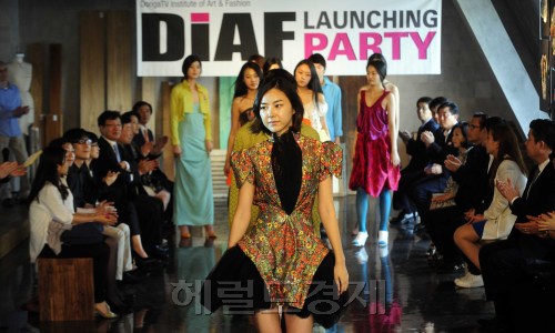여성전문채널 동아TV가 23일 오후 서울 강남 동아TV 패션스쿨 디아프:DongaTV Institute of Art & Fashion 개소식을 가졌다. 이 날 행사에 참석한 동아TV관계자들과 디자이너등 주요내빈들이  디아프 런칭파티를 열고 학생들의 패션쇼를 관람하고 있다. 박해묵 기자/mook@heraldm.com
여성전문채널 동아TV가 23일 오후 서울 강남 동아TV 패션스쿨 디아프:DongaTV Institute of Art & Fashion 개소식을 가졌다. 이 날 행사에 참석한 동아TV관계자들과 디자이너등 주요내빈들이  디아프 런칭파티를 열고 학생들의 패션쇼를 관람하고 있다. 박해묵 기자/mook@heraldm.com