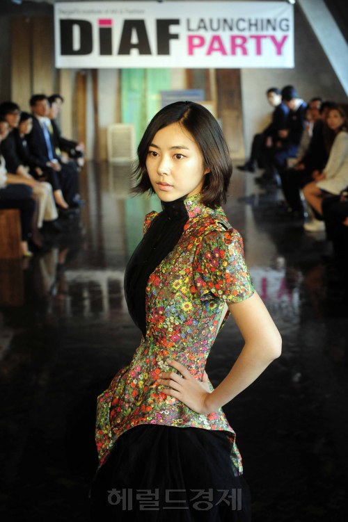 여성전문채널 동아TV가 23일 오후 서울 강남 동아TV 패션스쿨 디아프:DongaTV Institute of Art & Fashion 개소식을 가졌다. 이 날 행사에 참석한 동아TV관계자들과 디자이너등 주요내빈들이  디아프 런칭파티를 열고 학생들의 패션쇼를 관람하고 있다. 박해묵 기자/mook@heraldm.com
여성전문채널 동아TV가 23일 오후 서울 강남 동아TV 패션스쿨 디아프:DongaTV Institute of Art & Fashion 개소식을 가졌다. 이 날 행사에 참석한 동아TV관계자들과 디자이너등 주요내빈들이  디아프 런칭파티를 열고 학생들의 패션쇼를 관람하고 있다. 박해묵 기자/mook@heraldm.com