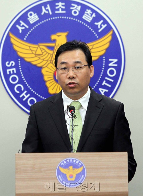 23일 오후 서초경찰서에서 곽정기 형사과장이 오후 송지선 프리미엄 토토운서의 투신 자살에 관련해 브리핑을 하고 있다. 송 프리미엄 토토운서는 23일 오후 1시 43분께 자신의 자택인 서울 서초동 모 오피스텔 19층에서 투신해 사망했다. 박해묵 기자/mook@heraldm.com
23일 오후 서초경찰서에서 곽정기 형사과장이 오후 송지선 프리미엄 토토운서의 투신 자살에 관련해 브리핑을 하고 있다. 송 프리미엄 토토운서는 23일 오후 1시 43분께 자신의 자택인 서울 서초동 모 오피스텔 19층에서 투신해 사망했다. 박해묵 기자/mook@heraldm.com