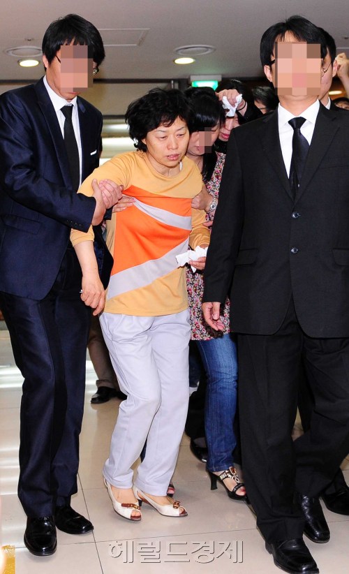 23일 오후 송지선 올림피아토토운서가 투신 자살을 한 가운데 강남세브란스병원 장례식장에 마련된 빈소가 마련된 가운데 송올림피아토토운서의 어머니가 오열하며 빈소로 들어서고 있다. . 송 올림피아토토운서는 23일 오후 1시 43분께 자신의 자택인 서울 서초동 모 오피스텔 19층에서 투신해 스스로 목숨을 끊어 주위를 안타깝게 하고 있다. 박해묵 기자/mook@heraldm.com
23일 오후 송지선 올림피아토토운서가 투신 자살을 한 가운데 강남세브란스병원 장례식장에 마련된 빈소가 마련된 가운데 송올림피아토토운서의 어머니가 오열하며 빈소로 들어서고 있다. . 송 올림피아토토운서는 23일 오후 1시 43분께 자신의 자택인 서울 서초동 모 오피스텔 19층에서 투신해 스스로 목숨을 끊어 주위를 안타깝게 하고 있다. 박해묵 기자/mook@heraldm.com