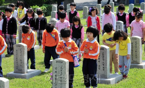 호국 보훈의 달 6월을 앞두고 24일 서울 동작구 국립서울현충원에서 어린이집 아이들이 묵념을 하고 있다. 이날 동작구 구민 2,600여명이 묘역 헌화 및 묘비 정화활동을 했다.<br />김명섭 기자 msiron@
호국 보훈의 달 6월을 앞두고 24일 서울 동작구 국립서울현충원에서 어린이집 아이들이 묵념을 하고 있다. 이날 동작구 구민 2,600여명이 묘역 헌화 및 묘비 정화활동을 했다.
김명섭 기자 msiron@
‘호국 보훈의 달’ 6월을 앞두고 24일 서울 동작구 국립서울현충원에서 어린이집 아이들이 묵념을 하고 있다. 이날 동작구민 2600여명이 묘역 헌화 및 묘비 정화활동을 했다.  김명섭 기자/msiron@heraldm.com