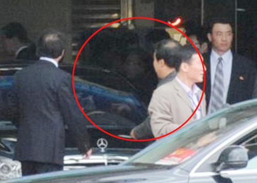 <YONHAP PHOTO-2839> 대형마트 나오는 김정일 (양저우=연합뉴스) 박종국 특파원 = 중국 장쑤성 양저우에 머무는 김정일 북한 국방위원장이 23일 숙소인 양저우 영빈관 인근 대형 할인매장을 둘러본뒤 나오고 있다. 사진 뒤편 가운데 선글라스를 낀 인물이 김 위원장. 2011.5.23 pjk@yna.co.kr/2011-05-23 20:17:18/ <저작권자 ⓒ 1980-2011 ㈜연합뉴스. 무단 전재 재배포 금지.>
<YONHAP PHOTO-2839> 대형마트 나오는 김정일 (양저우=연합뉴스) 박종국 특파원 = 중국 장쑤성 양저우에 머무는 김정일 북한 국방위원장이 23일 숙소인 양저우 영빈관 인근 대형 할인매장을 둘러본뒤 나오고 있다. 사진 뒤편 가운데 선글라스를 낀 인물이 김 위원장. 2011.5.23 pjk@yna.co.kr/2011-05-23 20:17:18/ <저작권자 ⓒ 1980-2011 ㈜연합뉴스. 무단 전재 재배포 금지.>