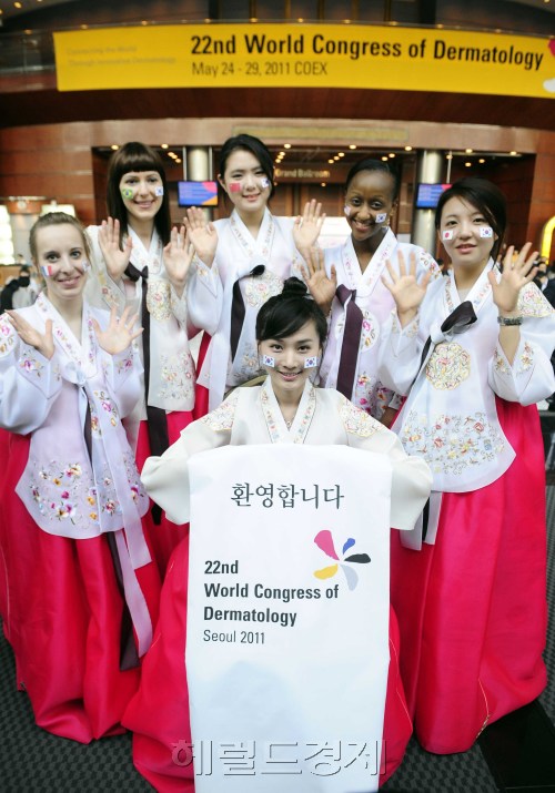 24일 오전 코엑스에서 100여개국 1만2천여명이 참여하는 제22차 <br />세계피부과학술대회가 열린 가운데 다양한 인종의 여성들이 한<br />복을 입고 얼굴에 각국 국기를 이용한 환영행사를 가지고 있다. <br />박해묵 기자/mook@heraldm.com
24일 오전 코엑스에서 100여개국 1만2천여명이 참여하는 제22차
세계피부과학술대회가 열린 가운데 다양한 인종의 여성들이 한
복을 입고 얼굴에 각국 국기를 이용한 환영행사를 가지고 있다.
박해묵 기자/mook@heraldm.com
24일 오전 코엑스에서 100여개국 1만2천여명이 참여하는 제22차
세계피부과학술대회가 열린 가운데 다양한 인종의 여성들이 한
복을 입고 얼굴에 각국 국기를 이용한 환영행사를 가지고 있다.
박해묵 기자/mook@heraldm.com