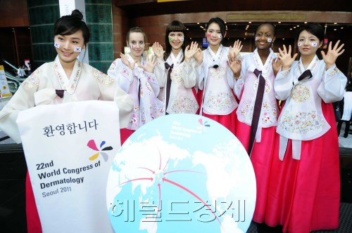24일 오전 코엑스에서 100여개국 1만2천여명이 참여하는 제22차 <br />세계피부과학술대회가 열린 가운데 다양한 인종의 여성들이 한<br />복을 입고 얼굴에 각국 국기를 이용한 환영행사를 가지고 있다. <br />박해묵 기자/mook@heraldm.com
24일 오전 코엑스에서 100여개국 1만2천여명이 참여하는 제22차
세계피부과학술대회가 열린 가운데 다양한 인종의 여성들이 한
복을 입고 얼굴에 각국 국기를 이용한 환영행사를 가지고 있다.
박해묵 기자/mook@heraldm.com
24일 오전 코엑스에서 100여개국 1만2천여명이 참여하는 제22차
세계피부과학술대회가 열린 가운데 다양한 인종의 여성들이 한
복을 입고 얼굴에 각국 국기를 이용한 환영행사를 가지고 있다.
박해묵 기자/mook@heraldm.com
100여개국 1만2000여명이 참여하는 제22차 세계피부과학술대회가 코엑스에서 24일 오전 열린 가운데 다양한 인종의 여성들이 한복을 입고 얼굴에 태극기와 각국 국기를 페인팅한 채 환영인사를 하고 있다.  박해묵 기자/mook@heraldm.com