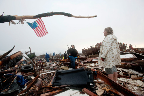 <YONHAP PHOTO-0408> JOPLIN, MO - MAY 23: Sheila Bolte (L) and Ashley Hailey look up at the American flag they placed in a tree branch over the remains of Ashley's home after a tornado on May 23, 2011 in Joplin, Missouri. A powerful tornado ripped through the densely populated town of Joplin yesterday killing at least 116 people. Julie Denesha/Getty Images/AFP== FOR NEWSPAPERS, INTERNET, TELCOS & TELEVISION USE ONLY == /2011-05-24 08:04:21/ <저작권자 ⓒ 1980-2011 ㈜연합뉴스. 무단 전재 재배포 금지.>
Sheila Bolte (left) and Ashley Hailey look up at the American flag they placed a tree branch over the remains of Hailey’s home after a tornado on Monday in Joplin, Missouri. AFP-Yonhap News