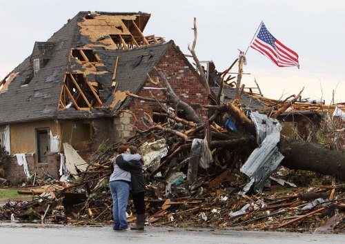Coworkers Cindy Albers, left, and Kim Hoosier hug on 20th Street near New Hampshire Ave in Joplin, MO., Monday, May 23, 2011. A large tornado moved through much of the city Sunday, damaging a hospital and hundreds of homes and businesses and killing at least 116 people. (AP-Yonhap News)