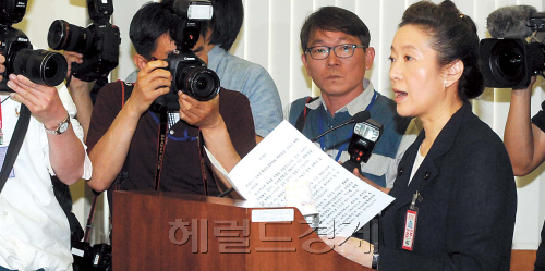 유영숙 환경부 장관 내정자가 24일 국회 환경노동위원회에서 열린 인사청문회에서 선서를 하고 있다. 　양동출 기자/dcyang@heraldm.com
