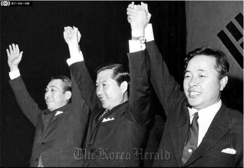 Kim Dae-jung (center) joins hands with Kim Young-sam (right) and Lee Chul-seung at an event celebrating his election as opposition presidential candidate in Seoul in September 1970. Korea Herald file photo