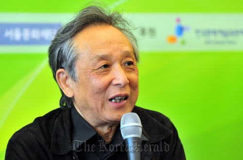 가오싱젠<br />김명섭 기자 msiron@
Chinese-born writer Gao Xingjian speaks at a press meeting for the third Seoul International Forum for Literature in Seoul, Tuesday.  Kim Myung-sub/The Korea Herald