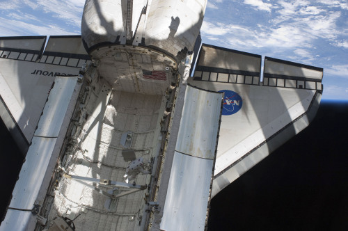 In this image provided by NASA astronaut Andrew Feustel works in the space shuttle Endeavour's payload bay during the mission's first spacewalk at the International Space Station Friday May 20, 2011. (AP-Yonhap News/NASA)