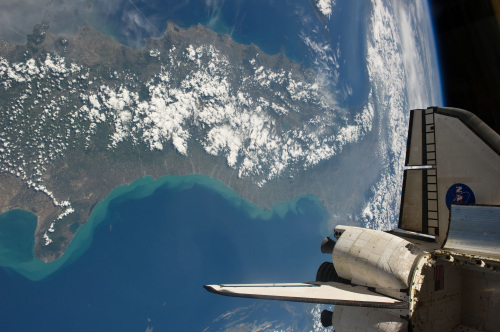 This Thursday, May 19, 2011 picture provided by NASA shows the space shuttle Endeavour docked with the International Space Station and Italy seen in the background. (AP-Yonhap News/NASA)