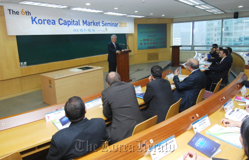Veteran stock trader Hwang Kun-ho explains Korea’s financial environment to foreign investors at a seminar last year in Seoul.