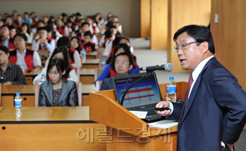 한국무역협회 오영호 부회장이 24일 서울 삼성동 트레이드타워에서 중국 청년공무원 150명으로 구성된 한ㆍ중 청년우호사절단을 대상으로 ‘동아시아 시대의 도래와 한ㆍ중 협력’을 주제로 강연을 하고 있다.