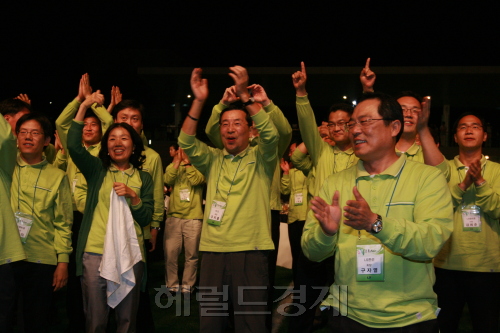 24일 열린 ‘LS I(Innovation)-Fair 2011’ 행사에서 구자홍 회장을 비롯한 임직원들이 새로운 도전을 다짐하며 파이팅을 외치고 있다.
